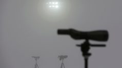 Stanoviště Ondřeje Rybáře zůstalo dopoledne prázdné. Závod mužů s hromadným startem znemožnila mlha