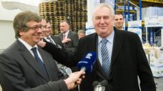 Prezident Miloš Zeman se vítá s ředitelem jihočeské Madety Milanem Teplým
