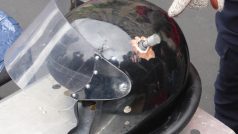 Ukrajina, Kyjev, 25. února 2014. Prostřelená přilba