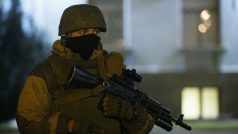 Voják hlídkuje před regionálním parlamentem v Simferopolu