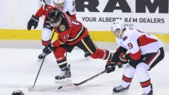 Aleš Hemský (u mantinelu s číslem 83) nebude na premiéru v dresu Ottawy vzpomínat rád, Senators prohráli s Calgary 1:4