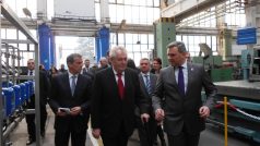 Miloš Zeman prochází výrobní halou litovelské společnosti Papcel