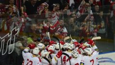Hokejisté Slavie se radují po postupu do předkola play-off