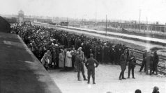 Příjezd transportu do Osvětimi-Březinky v roce 1944