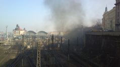 Požár u pražského Hlavního nádraží nejspíš založili bezdomovci. Provoz na železnici neomezuje