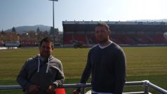 Ragbisté Lukáš Rapant (vlevo) s Miroslavem Němečkem na stadionu týmu Oyonnax