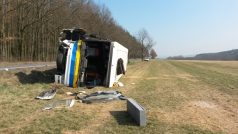 Autobus s 25 dětmi havaroval u Nezvěstic na Plzeňsku