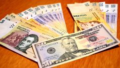 Kurz na černém trhu je až o třetinu vyšší než v bankách. Za 50dolarovou bankovku na ulici připlatí veksláci přes třetinu navíc
