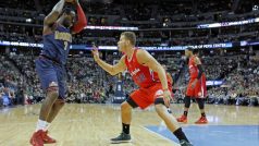 Denverský J.J. Hickson (vlevo) se snaží přejít přes Blakea Griffina v Pepsi Center