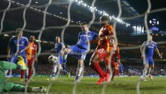 Gary Cahill právě střílí druhý gól do sítě Galatasaraye
