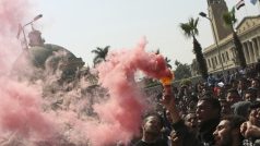 Egyptští studenti demonstrují před Káhirskou univerzitou