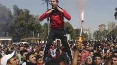 Egyptští studenti demonstrují před Káhirskou univerzitou