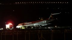 Pilot letadla Fokker 100 přistál v hlavním městě Brazílie bez vysunutého předního podvozku