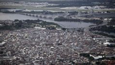 Favela Maré se rozkládá nedaleko mezinárodního letiště v Riu de Janeiro (vzadu)