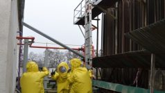 Záchranáři a hasiči nacvičovali v Lounech evakuaci zimního stadionu při úniku čpavku