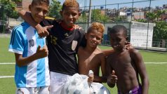 Brazílie, Rio de Janeiro, chudinská čtvrti Jacarezinho. Zleva Guilherme, Silas a další kamarádi – chtějí být jednou známými fotbalisty, mistrovství světa v Brazílii jim prý moc nepomůže