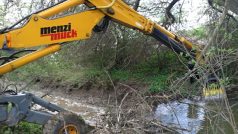 Vodohospodáři odstraňovali bobří hráz, která téměř ucpala jihomoravskou říčku Kyjovku