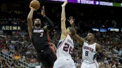 Dwyane Wade (na fotografii v černém) má být jednou z největších opor Miami Heat v play-off NBA