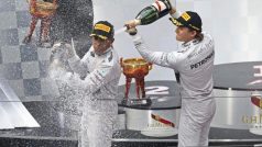 Lewis Hamilton (vlevo) a Nico Rosberg slaví triumf závodě F1 v Číně