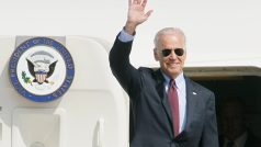 Americký viceprezident Joe Biden vystupuje na Ukrajině z letadla