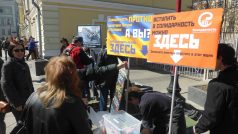 Rusko, Moskva. Mítink hnutí Solidarita před stanicí metra Treťjakovská