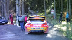 Martin Prokop komunikuje s hlavní traťovým komisařem, který dává přes vysílačku pokyny spolupracovníkům přímo na trati