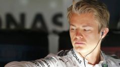 Vedoucí muž seriálu Nico Rosberg sleduje výsledky prvního pátečního tréninku na Velkou cenu Španělska