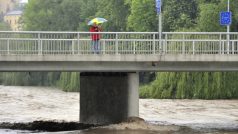 Český Těšín. Hladina Olše vystoupala až na třetí povodňový stupeň