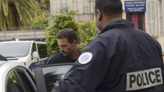 Bývalý makléř francouzské banky Société Générale Jerome Kerviel (na snímku nasedá do auta) se vzdal na policejní stanici v Mentonu. Odtamtud byl eskortován k soudu do Nice
