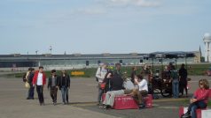 Plochu u letiště Tempelhof v Berlíně využívají lidé pro nordic-walking, landkiting a další aktivní i pasivní rekreaci, město by rádo část zastavělo