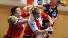 Házená. Mostecké obhájkyně titulu porazily Slavii vyrovnaly stav finálové série na 2:2. Na snímku zleva hráčky Slavie Hana Kutlvašrová a Eliška Jačková a hráčka Baníku Most Petra Růčková