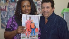 Rodiče Dysona de Azeveda s jeho fotografií ještě z Bardejova. Do Baníku přišel teprve na přelomu roku, a teď jim slíbil přivézt dres a vlajku, kterou si otec chce hned vyvěsit