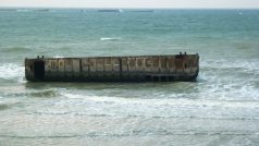 Zbytky pontonového mostu v Arromanches