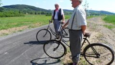 Starosta Běšin František Vlček (v popředí) a starosta Švihova Václav Petrus při otevření nového úseku cyklostezky