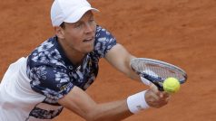 Tomáš Berdych dobíhá bekhend v utkání s Johnem Isnerem