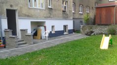 Ústí nad Labem, Střekov. Povodeň se dostala i na zahradu tohoto domu, kvůli kontaminaci tam není možné několik let nic pěstovat. Dům nechali majitelé odizolovat