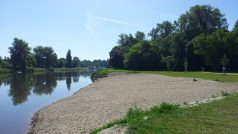 Brandýs nad Labem. Po nové cyklostezce se lidé dostanou i na Ostrůvek, lesopark obklopený říčními rameny. Vznikla i nová písečná pláž