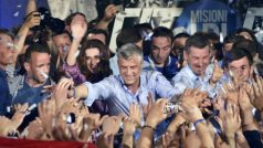 Kosovo, Priština. Kosovský premiér Hashim Thaçi po zveřejněnní předběžných výsledků slaví vítězství své Demokratické strany Kosova ve volbách