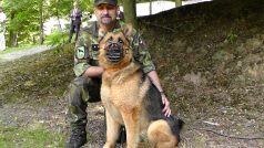 Prezidenta Mlioše Zemana přivítal na armádní veterinární základně v Chotyni na Liberecku německý ovčák Athos - pes hrdina,který byl těžce zraněn raketou v Afghánistánu. Teď se už ale podle psovoda Rostislava Bartončíka pomalu vrací do ostrého výcviku