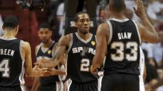 Trumfy San Antonia ve finálové sérii s Miami Kawhi Leonard (2) a Boris Diaw (33)