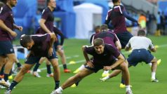 Brazílie, Manaus. Fotbalisté Anglie na tréninku den před jejich prvním startem na mistrovství světa. V popředí záložník Steven Gerard