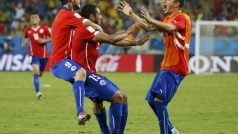 MS v Brazílii, utkání Chile - Austrálie. Chilský hráč Jean Beausejour (uprostřed) slaví gól, kterým pojistil vítězství svého týmu