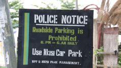 Nigérie, Abuja. Kvůli hrozbám Boko Haram hlídají křesťanské kostely policisté i vojáci a v blízkosti chrámů platí zákaz parkování