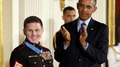 Prezident Barack Obama předal desátníku Williamu Carpenterovi nejvyšší americké vojenské vyznamenání – Medaili cti