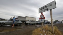 Lidé čekají ve frontě na hraničním přechodu mezi Ukrajinou a Ruskem