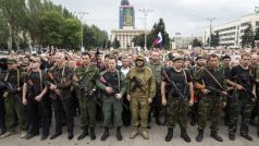 Proruští separatisté při  skládání přísahy v Doněcku