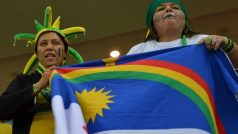 Fotbal a mír - heslo těchto dvou brazilských fanynek