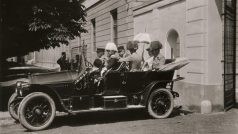 František Ferdinand d`Este s chotí při odjezdu z kasáren v Sarajevu 28. 6. 1914, krátce před prvním atentátem. Vpředu řidič Leopold Lojka, osobní myslivec Gustav Schneiberg, uprostřed hrabě František Harrach a generál Oskar Potiorek