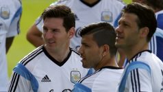 Pořídit rozhovor s Lionelem Messim (vlevo) je pro novináře v kempu Argentiny nemožné