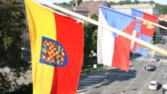Vyvěšená moravská vlajka na budově krajského úřadu Jihomoravského kraje v roce 2013